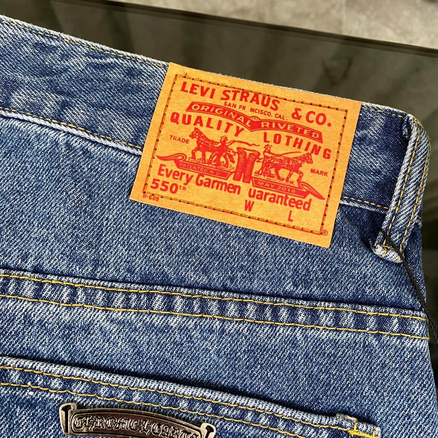 🅿️280 Chroe Hets CH black leather graffiti jeans, priced at 4W level, leather cross pattern graffiti embellishment, high-waisted washed jeans! ! Absolutely high-end luxury products, 1.9W-level god-level single products, super popular products, made with top-notch heavy industry, a magic weapon that cannot be missed. This is an extremely luxurious fashion brand that can also be called the nobles of the high street. It has always been an exclusive brand for some hipsters or the rich second generation. Compared with ordinary high streets, it is more luxurious and noble. Compared with luxury brands, it has a more fashionable personality and has always been a brand I have a special liking for. A6632 [Top heavy industry fashionable design] Consistently high-street luxury style creation. Speaking of this style, the Zangyin family and GU family are definitely the leading representative brands. Especially the Zangyin family has really achieved a state-of-the-art effect in creating high-street style. The color system of this model is made of unique washed materials. It is already quite eye-catching. It is decorated with pink patchwork cross flowers, which cleverly highlights the charm of the brand. Secondly, this model uses classic The classic high-waist cutting design highlights the long legs and the fashionable temperament of the upper body. The brand is highly recognizable and the slim fit configuration is more suitable for daily wear. This product is a product that interprets personality, fashion, and specifications at a glance. This single product is enough to make any fan excited. It can be a white T-shirt for youthful preppy style, or a tight sling for royal lady style. It has strong matching ability and can be easily controlled by men.  [Material and craftsmanship] Needless to say, this point goes without saying. As an excellent craftsman brand, Zangyin has really perfect requirements for details and craftsmanship. The washed color of this model has gone through so many processes, not to mention the embellishment of the denim appliqués. It is also purely handmade and sewn. Just like what they believe in, only handmade things have soul and have the meaning of wear. A top-notch heavy-duty fashionable denim item, I look forward to your perfect interpretation! ! 28-34 corresponds to S-XL